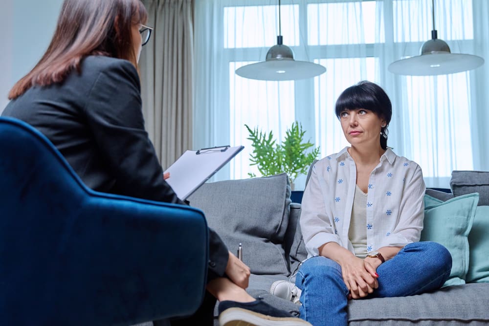 lady with her addiction therapist in texas