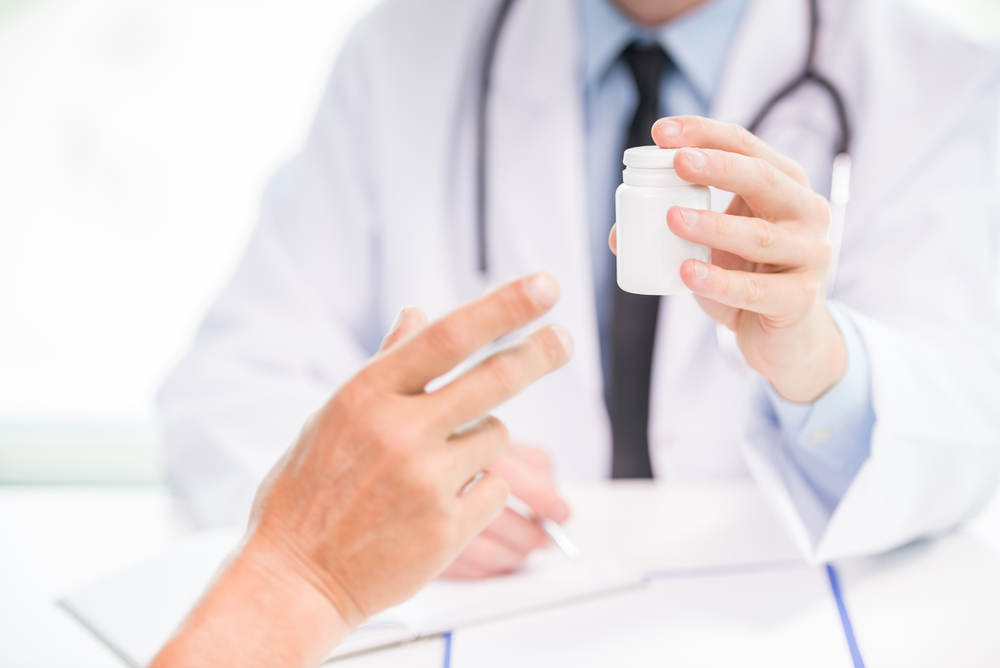 doctor recommending naloxone for addiction treatment in texas
